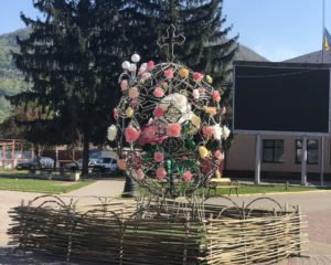 Велетенську диво-писанку, прикрашену квітами, відкрили у Тячеві