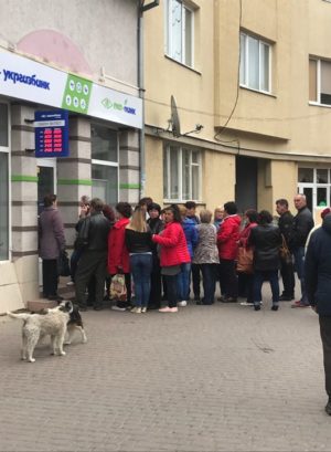 З кулаками і матами на Закарпатті забирають зарплату за перший тур виборів президента