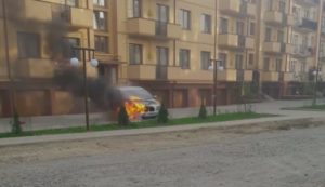 “Боздош, горить “BMW” арабів”, – відео як горіло та як гасили “BMW” в Ужгороді