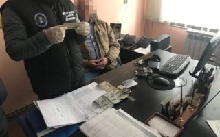 Чиновника Закарпатської ОДА затримали при отриманні хабара