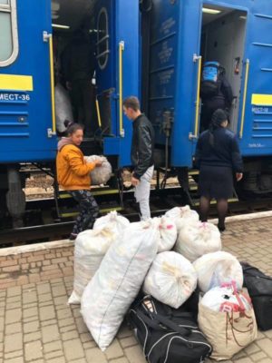 Роми Закарпаття привозять додому мішки з цукерками, які позбирали з гробів (фото)