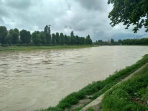 Річка Уж вже підходить до бортів набережної (відео, фото)