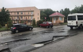 Разом із зливами зникає асфальт з ужгородських вулиць
