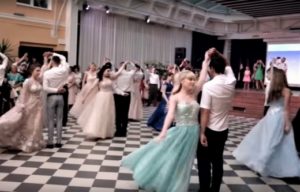 В Атріумі Закарпатського угорського інституту відзначили свій випускний школярі Берегова (неймовірне відео)