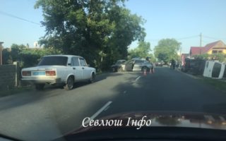ДТП на Виноградівщині: Мікроавтобус Мерседес перекинувся від удару БМВ (ФОТО)