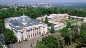 Тамада, ювелір, доктор юридичних наук, військовий хірург! Хто і від кого йде на вибори у ВР по Закарпаттю?