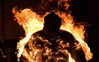 В Ужгороді чоловік намагався себе спалити перед будівлею прокуратури