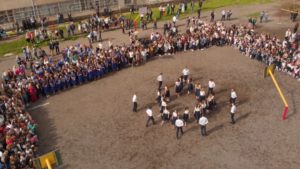 Прощальний вальс випускників ужгородської школи з висоти пташиного польоту