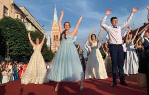 Мережу підкорює відео Параду випускників 2019