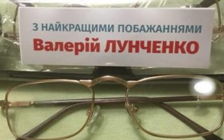 Валерій Лунченко на Іршавщині “роздає” окуляри