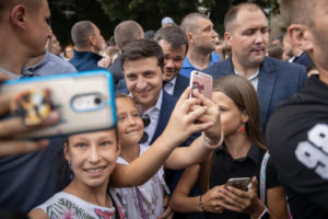 Підсумки візиту Зеленського на Закарпаття: представлення голови ОДА, зустріч з “євробляхерами”, жорсткий наїзд на голів митниць (фото, відео)