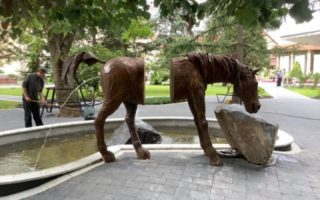 Дивна скульптура пісяючого коня на Свалявщині (фото)