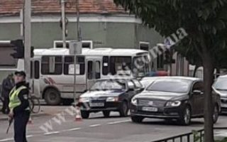 У  Мукачеві юні особи в неадекватному стані збили пішохода та покинули авто