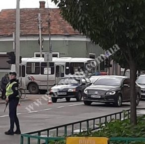 У Мукачеві юні особи в неадекватному стані збили пішохода та покинули авто У Мукачеві юні особи в неадекватному стані збили пішохода та покинули авто