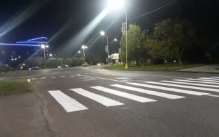 Вночі на вулицях Ужгорода наносили дорожню розмітку – фарбою з світловідбивальними скляними мікрокульками