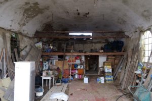 Єдина дерев’яна синагога на Закарпатті стала сміттєзвалищем (фото)