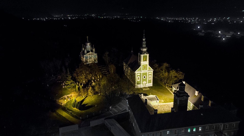 Вражаючі фото нічного замку Паланок з висоти пташиного польоту (фото)