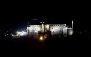 Вражаючі фото нічного замку Паланок з висоти пташиного польоту (фото)