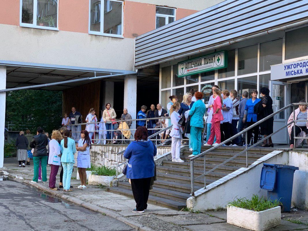 Горить міська лікарня Ужгорода! Хворих вивозять на каталках! (фото, відео)