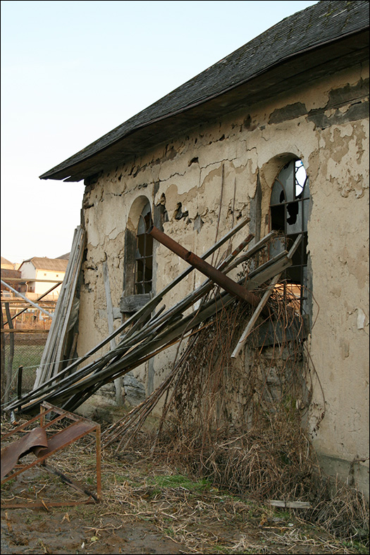 Єдина дерев'яна синагога на Закарпатті стала сміттєзвалищем (фото)