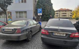 В Ужгороді на спецавтостоянках паркуються “інваліди” на БМВ та Мерседесах (фото)