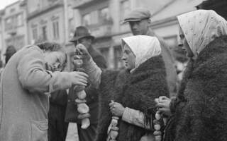 Як продавали та купляли гриби у далекому 1936 році на площі Корятовича в Ужгороді (фото)
