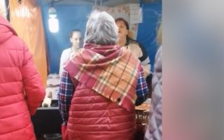 “Я навчу їх говорити українською”, – туристка на фестивалі у Берегові влаштувала скандал (відео)