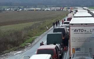 Кілометрові черги при в’їзді в Україну на пункті пропуску «Вишнє Німецьке»