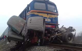 Потяг зніс вантажівку: три жертви