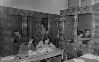 Фото УжНУ 1970-тих років: лабораторія зрідженого азоту, бібліотека, лінгафонний кабінет