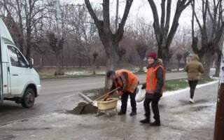 В Ужгороді тротуари та автошляхи посипають сумішшю солі та піску