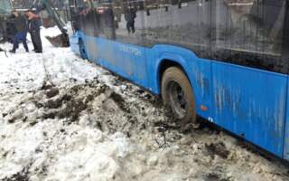 В Ужгороді два автобуси “Електрон” застрягли на зупинці біля міської лікарні