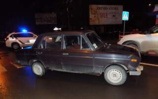В Ужгороді біля супермаркету автомобіль ВАЗ збив на пішохідному переході студентку
