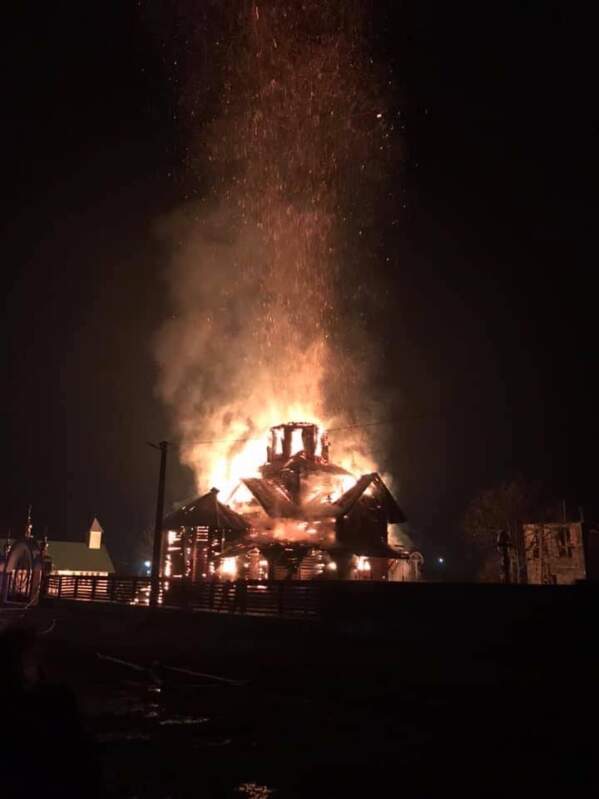 У Іршаві згоріла дерев’яна церква Василя Великого (ФОТО, ВІДЕО)