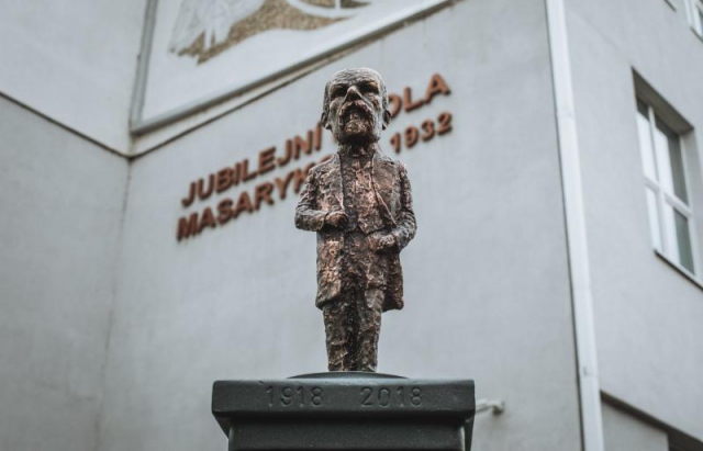 В Ужгороді вандали відламали міні-скульптуру Томашеві Масарикові (ФОТО)