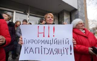 Біля філії “Суспільного” в Ужгороді відбулася акція протесту проти змін у роботі регіональних мовників (ФОТО)