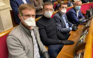 Закарпатські нардепи на засіданні ВР у масках та рукавичках (ФОТО)