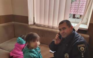 На Рахівщині поліцейські врятували двох маленьких дівчат, яких кинули батьки