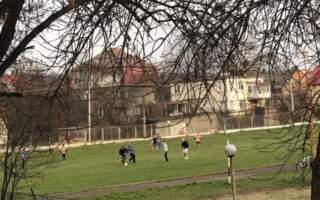 В Ужгороді не зважають на перші зараження на коронавірусом і продовжують грати у футбол (ФОТО)