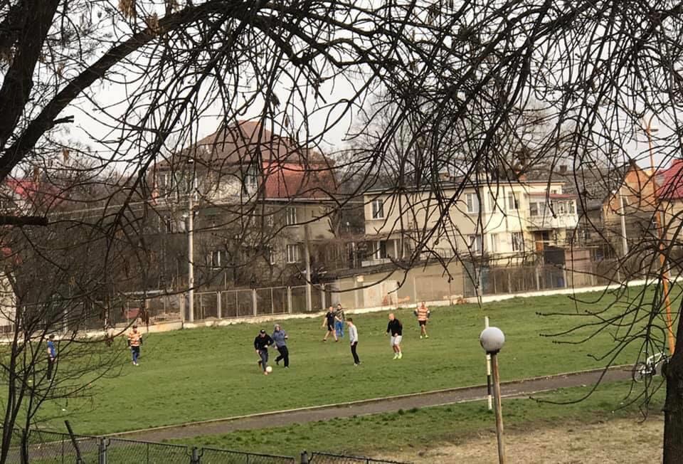 В Ужгороді не зважають на перші зараження на коронавірусом і продовжують грати у футбол (ФОТО)