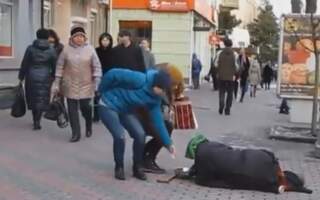 Циганка з Ужгорода жебракувала у Вінниці прикидаючись інвалідом (ВІДЕО)