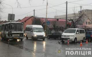 Потрійна автоаварія в Ужгороді: травмувалася дівчина (Фото)