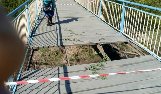 Неадеквати в Ужгороді поламали пішохідний міст (ФОТО)