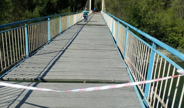 Неадеквати в Ужгороді поламали пішохідний міст (ФОТО)