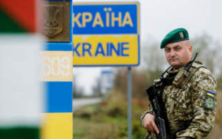Україна почала відкривати кордони: повноцінно запрацювало 6, 60 на черзі