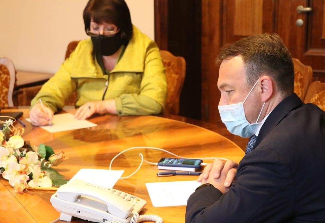 Олексій Петров відповідав телефоном на питання та звернення закарпатців