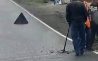 На Іршавщині розкопують закатану в асфальт штреку вузькоколійки (відео)