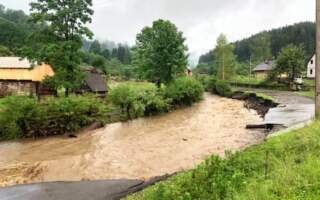 Страшна біда на Закарпатті: вода, селеві потоки ховають село (фото)