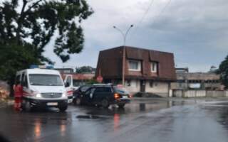 Автотроща в Ужгороді: не розминулись дві іномарки (фото)