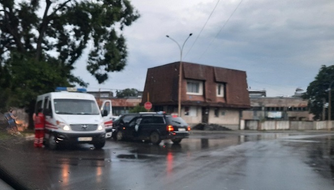 Автотроща в Ужгороді: не розминулись дві іномарки (фото)